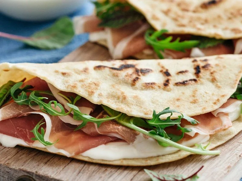 Piadina romagnola farcita con prosciutto crudo e rucola