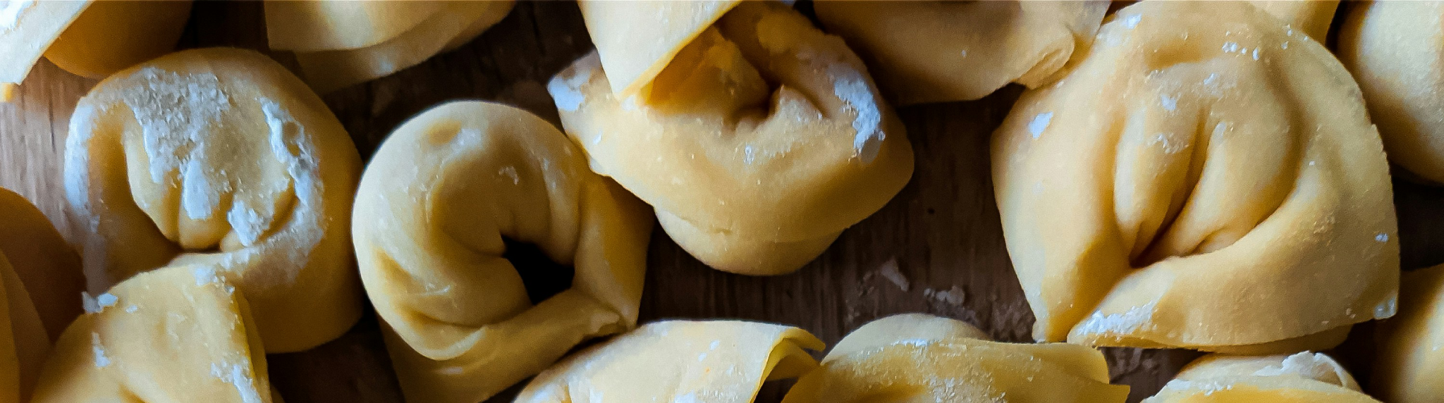Foto tortellini sporchi di farina